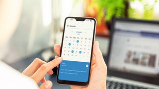 Achtung! Mit dem Besitz eines Diensthandys gehen auch Pflichten für den Mitarbeiter einher. (Bild: ©Daniel Krasoń - stock.adobe.com)