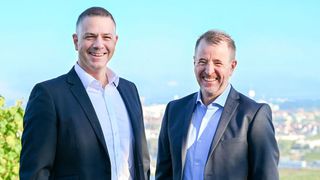 Steffen Boll (rechts) übergibt die operative Geschäftsführung der CSI-Gruppe an Mathias Leixner (links).  (Bild: CSI)