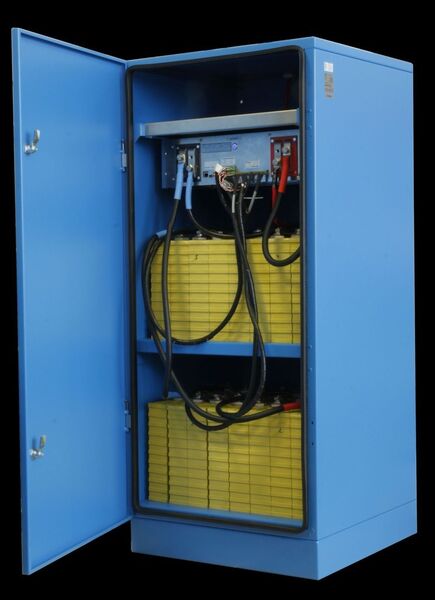 Vorgefertigte Kabelsätze mit integrierten Temperatursensoren stellen im Li-Rack die Verbindung zur Überwachungseinheit Li-Connect her. Diese ist in einem 19’’-3HE-Industriegehäuse eingebaut, stellt die Verbindung zwischen Batteriezellen und Wechselrichter her und überwacht die Spannung. (Bild: Autarc Tech)