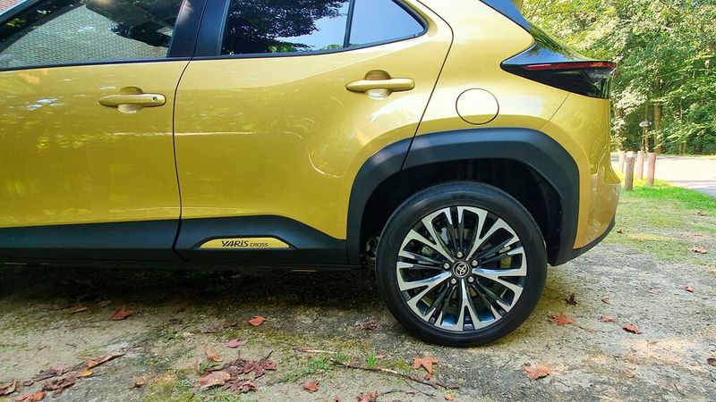 18 Zoll große Reifen verstärken den SUV-Charakter des Yaris Cross. (Bild: Mauritz/»kfz-betrieb«)