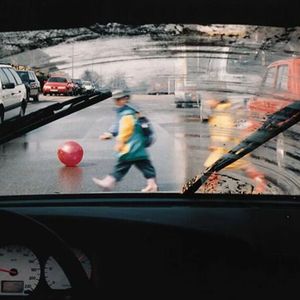 Vergleich eines herkömmlichen Scheibenwischers (re.) mit einem Bosch-Twin-Modell (li.) 1994.(Bild:  Bosch)