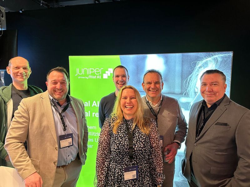 Klarissas Baumgarten (Nuvias) Lachen steckt an: (v. l.) Karl-Heinz Lutz (Juniper), Michael Pientka (Nuvias), Rainer Schroeder und Christian Scholz (Axians), und Dalibor Milijic (Nuvias). (Bild: Vogel IT-Medien )