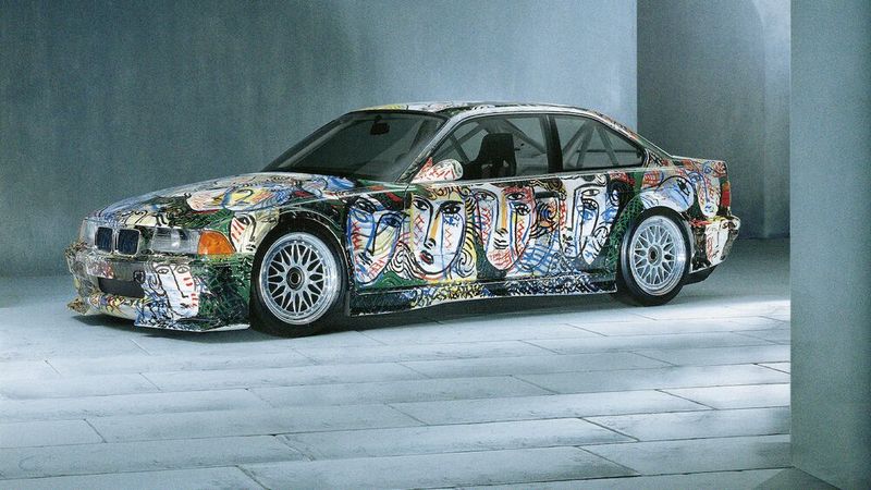 An diesem Rennprototyp des BMW M3 GTR tobte sich Sandro Chia aus. Der italienische Künstler selbst trat mit der Bitte an BMW heran, ein Art-Car gestalten zu dürfen. Das Ergebnis ist beeindruckend: Von allen Seiten scheint der Betrachter des Kunst-Autos selbst unter Beobachtung zu stehen, denn auf den Karosserieflächen prangen Gesichter mit offenen Augen. Chia drückte es folgendermaßen aus: „Viele Augen richten sich auf ein Auto. Die Leute blicken es an. Dieses Auto reflektiert die Blicke.“ (Bild: BMW)