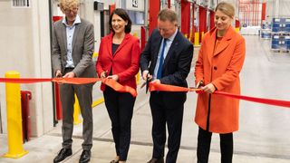 Beim traditionellen Bandschnitt (v.l.): Frank Schmidt (Inhaber TST), Daniela Schmitt (Wirtschaftsministerin Rheinland-Pfalz), Ralf Busche (SVP Euopean Site Logistics Operations bei BASF) sowie Stephanie Lohr (Bürgermeisterin von Worms). (Bild: TST/Manuel Hoffmann)