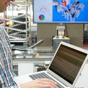 Semantics4Automation: Das Assistenzsystem wird an der Modellanlage der SmartFactoryOWL der Fraunhofer-Gesellschaft und Hochschule OWL getestet.