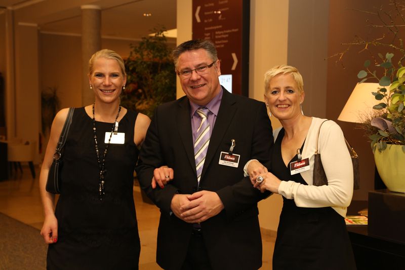 Udo Schillings, ADN, mit Svenja Wilde (l.) und Antonia Steib, Swyx  (IT-BUSINESS)