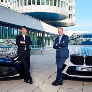 BMW und Toyota bauen Partnerschaft bei Brennstoffzellenfahrzeugen aus. 2028 will BMW sein erstes in Serie produziertes Brennstoffzellen-Elektrofahrzeug auf den Markt zu bringen. Um die entsprechende Antriebstechnologie zu entwickeln, bündeln der Münchner Automobilhersteller und Toyota ihre Kräfte.(Bild:  BMW)