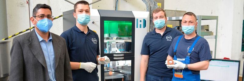 Das CEM-System ExAM 255 von AIM3D in Thale, Deutschland - (v.l.n.r.) Daniel Alfonso (Global Business Development - Metal Additive Manufacturing), Christian Stertz (Projektleiter Anlagenbau), Marcus Trapp (Prozessmanager bei Schunk) und Dennis Grützemann (Bediener Anlagenbau). Das CEM-System ExAM 255 von AIM3D in Thale, Deutschland - (v.l.n.r.) Daniel Alfonso (Global Business Development - Metal Additive Manufacturing), Christian Stertz (Projektleiter Anlagenbau), Marcus Trapp (Prozessmanager bei Schunk) und Dennis Grützemann (Bediener Anlagenbau).