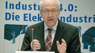 Laut Dr. Karl Lichtblau, Geschäftsführer IW Consult, erbrachte die Studie „Die Elektroindustrie als Leitbranche der Digitalisierung“ des ZVEI, dass über 40 % der Unternehmen über 500 Mitarbeiter dort bereits ihre Strategie „in hohem Maße“ auf Digitalisierung ausgerichtet haben. (Reinhold Schäfer)