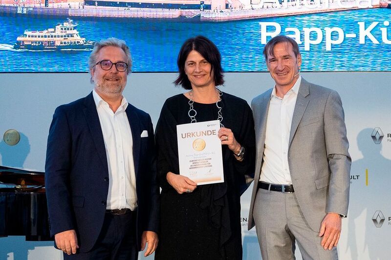 Als bester B-Händler wurde das Autohaus Rapp im bayerischen Schemmerhofen ausgezeichnet. Die Urkunde nahm Andrea Rapp-Kübler entgegen. (Renault)