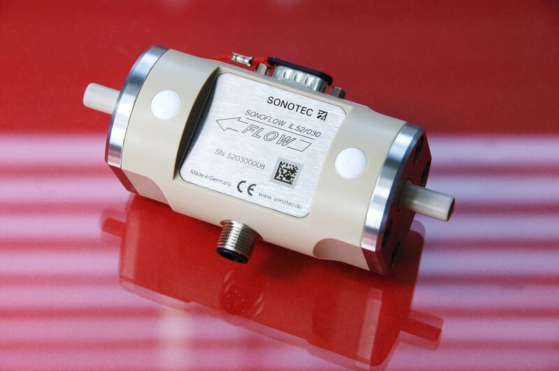 Bei Mischprozessen stellt der Ultraschallsensor Sonoflow IL.52 eine zuverlässige Messung auch kleinster Durchflussmengen sicher. (Bild: Sonotec)