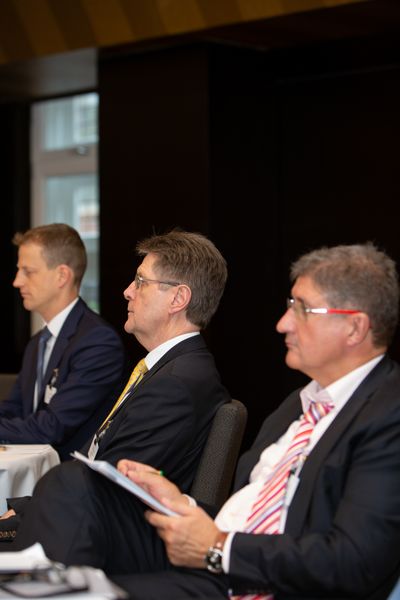 Konzentrierte Zuhörer: die Staatssekretäre Thomas Popp und Klaus Vitt (Gaby Ahnert – Eventfotograf)