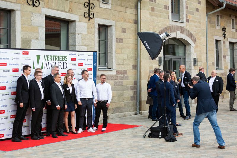 Vor der obligatorischen Vertriebs-Award-Fotowand konnten sich die Besucher ...  (Stefan Bausewein)