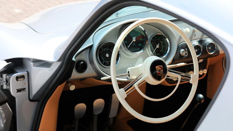Typisch Restomod: Auch der Innenraum versucht klassische Optik und Neuwagenästhetik in Einklang zu bringen. (Bild: Ed Curtis/Boxengasse)
