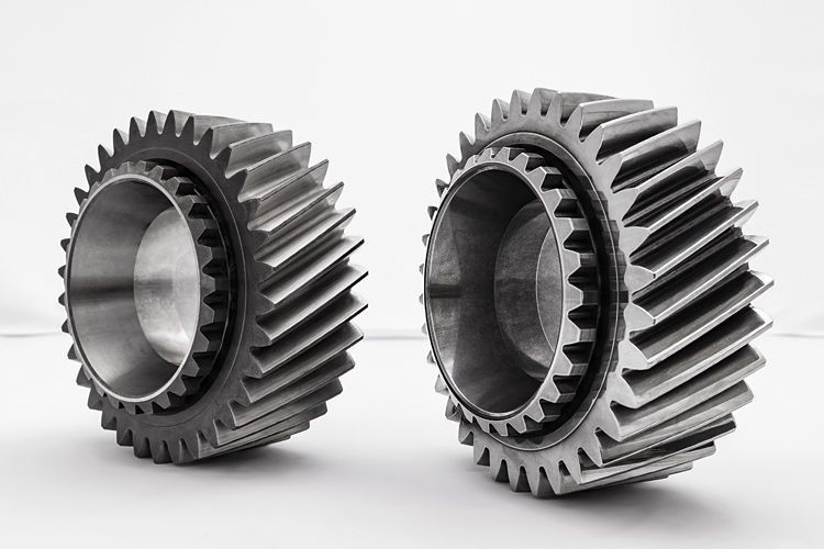 Die Zahnräder in der Vorschaltgruppe des Zwölfganggetriebes Power Shift 3 wurden durch Polieren optimiert. (Daimler)