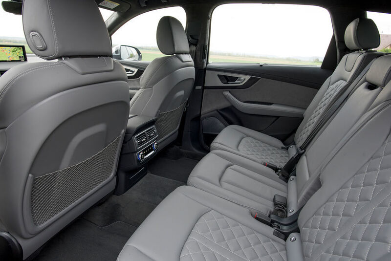 Außen lang in innen groß: Der SQ7 TDI mit 5,07 Meter Länge bietet laut Audi den größten Innenraum seiner Klasse – auf Wunsch gibt es ihn auch mit sieben Sitzen. Der Fünfsitzer hat ein Gepäckraumvolumen von 805 Liter – maximal sind es 1.990 Liter. (Foto: Audi/Marcus Werner)