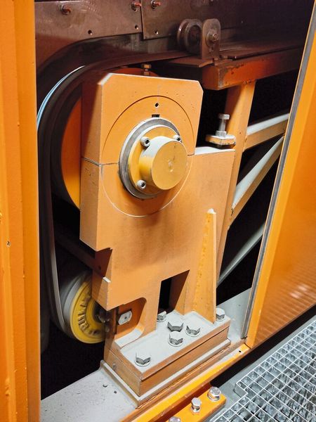Blick in den Nichteisenmetall-Abscheider: Dieser Rulmeca-Trommelmotor (unten) sorgt für den zuverlässigen Antrieb des Förderbandes. (Bild: Rulmeca)