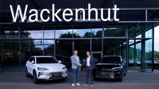 Volker Gohl, Geschäftsführung Autohaus Wackenhut (li.), und Kai Schröder, Direktor Händlernetzentwicklung bei BYD Deutschland.  (Bild: BYD)