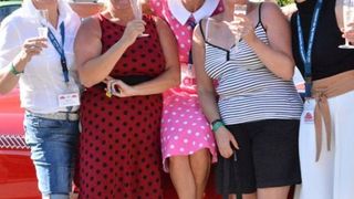 Verdienter Umtrunk nach erfolgreicher Fahrt: Bei der Junfgrau-Rallye dürfen ausschließlich Frauen ans Steuer. (Jungfrau-Rallye)