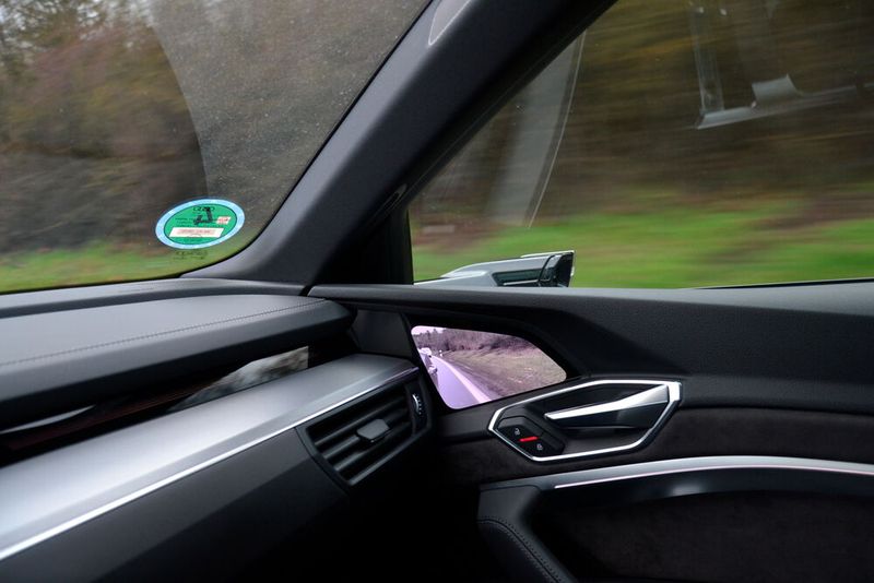 … den Vorteil der digitalen Displays rechts wie … (Bild: Michel/»kfz-betrieb«)