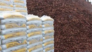 Die Blumenerde muss für den Transport in die Baumärkte verpackt werden. Bild: Beumer (Archiv: Vogel Business Media)