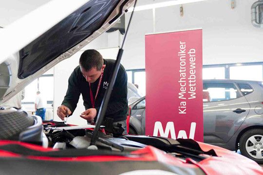 Die Finalisten mussten sich in Praxis und Theorie beweisen.  (Foto: Kia)