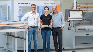 V.l.n.r.: Viktor Krieger, Business Development Manager bei Weidmüller, sowie Christina und Stefan Schmidbaur freuen sich über die gute Zusammenarbeit.

 (Bild: Weidmüller)