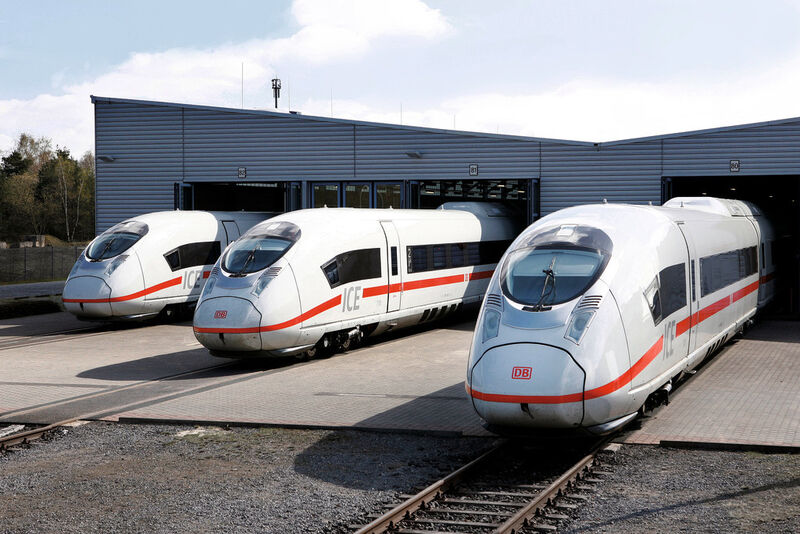 Drei Velaro D: Lineare Wirbelstrombremsen verzögern die zur ICE-Flotte gehörenden Züge zuverlässig und verschleißfrei. (Bild: Siemens AG)
