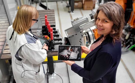 Die IWU-Forscherinnen Bocklisch (rechts) und Ahrens mit dem sogenannten Eye-Tracker beim Rollformen mit Roboter. Beide arbeiten an Möglichkeiten für eine menschenzentrierte Industrie 4.0, wobei Mensch und cyberphysische Systeme zum kognitiven Team werden sollen. Die IWU-Forscherinnen Bocklisch (rechts) und Ahrens mit dem sogenannten Eye-Tracker beim Rollformen mit Roboter. Beide arbeiten an Möglichkeiten für eine menschenzentrierte Industrie 4.0, wobei Mensch und cyberphysische Systeme zum kognitiven Team werden sollen.