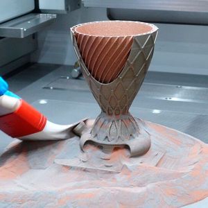 Hier noch ein schöner Eindruck, wie die Multimaterial-Brennkammer des IGCV aussieht. Gut sind die verschieden farbigen Metalltypen zu erkennen, die in einem Prozess miteinander kombiniert werden konnten.(Bild:  Fraunhofer IGCV)