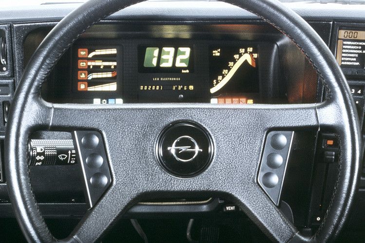 Ab dem Ende des Jahres verbaute Opel zudem erstmals ein digitales Kombiinstrument im Fahrzeug. Egal ob Geschwindigkeit, Motordrehzahl oder Tankinhalt – im GSE fand sich kein analoges Instrument. (Foto: Opel)
