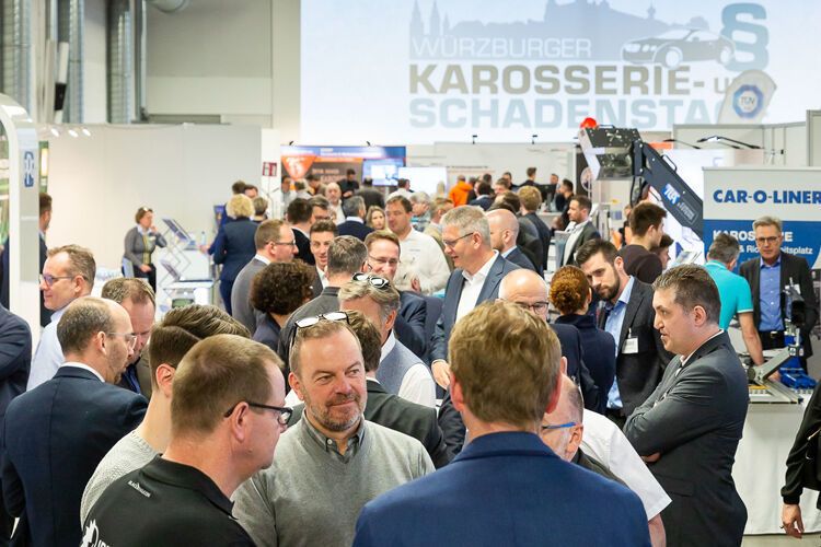 Die Pausen nutzen die Besucher, um sich bei den über 80 Ausstellern zu informieren. (Bausewein)