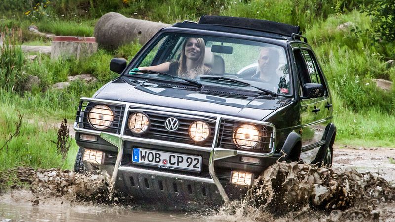 Besonders begehrt ist heutzutage das lediglich 588 Mal gebaute Sondermodell „Chrom Edition“, bei dem die sonst schwarz beschichteten Anbauteile verchromt sind. Zusätzlich verfügt es über Schwellerbügel, verchromte Stahlfelgen, ein elektrisches Faltschiebedach sowie eine beige Lederinnenausstattung. (Bild: Volkswagen AG)