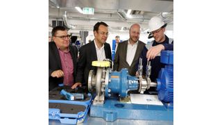 Stefan Pfitzner, Mitarbeiter der Infraserv Höchst Prozesstechnik, erläutert den Infraserv-Geschäftsführern Jürgen Vormann (2. v.r.) und Dr. Joachim Kreysing (2. v.l.) im Beisein von Frank Unger, Geschäftsführer Infraserv Höchst Prozesstechnik, an einem Pumpenaggregat, wie mithilfe der Lasertechnik die korrekte Ausrichtung erfolgt und wie Datenbrillen eingesetzt werden.  (Maik Reuß/Infraserv Höchst)