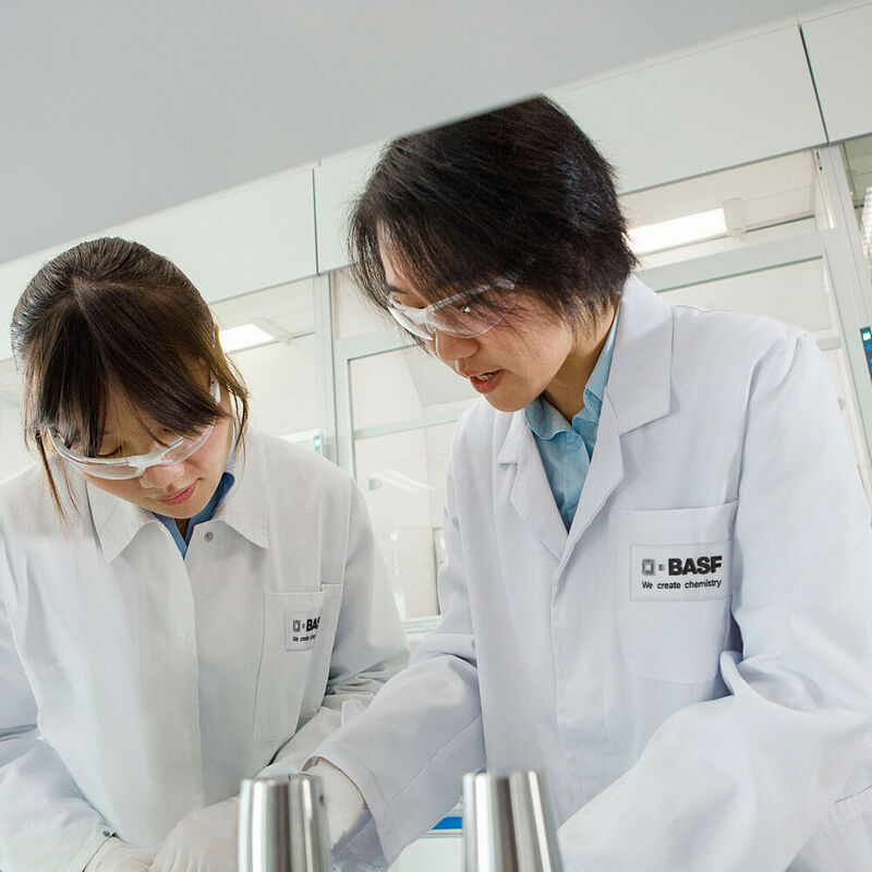 BASF-Innovation Campus in Shanghai: Zwei Forscherinnen prüfen Polymergranulat für ein Extrusions-Experiment.  