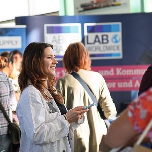 Mit 170 Ausstellern und 50 Fachvorträgen zog die LAB-SUPPLY Dresden am 8. September wieder hunderte Besucher an. Ein Blick auf den Messetag im Congress Center Dresden.
 
Mehr Infos zu den kommenden LAB-SUPPLY-Messen finden Sie auf www.lab-supply.info (Bild: Stefan Stark)