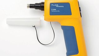 Techniker können mit der Inspektionskamera FI-3000 Fiberinspector Pro die Faserendfläche mit der Live View-Funktion sofort sehen und dann die einfache gestenbasierte Oberfläche zum Vergrößern einzelner Fasern oder zum Durchführen einer sekundenschnellen automatisierten Pass/Fail-Analyse verwenden. (Fluke Networks )