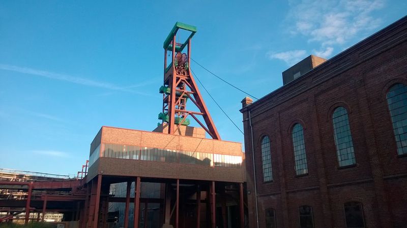 Die Zeche und Kokerei Zollverein wurde am 14. Dezember 2001 offiziell als „Industriekomplex Zeche Zollverein“ in die Welterbeliste der Unesco aufgenommen. (Zwettler, konstruktionspraxis)