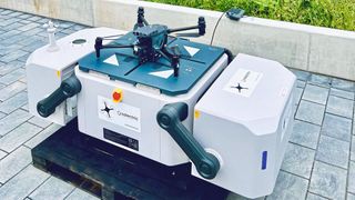 Die Drohne auf ihrer Docking-Station. Dort kann sie ihren Akku aufladen und dient als Start- und Landefläche. (Bild: Solectrix)