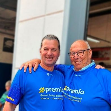 Jens Pleyer (links) übernimmt den Betrieb von Uwe Fischer (rechts) in Biedenkopf und führt ihn als Premio‑Standort weiter. (Bild: Premio Reifen + Autoservice)