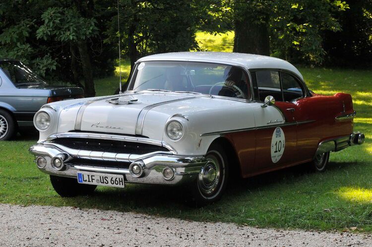 Gast aus Übersee: Die meisten Fahrzeuge waren natürlich aus europäischer Produktion, der Pontiac Starchief Coupé (Baujahr 1956) bildete eine echte Ausnahme.  (Bild: Zietz/»kfz-betrieb«)