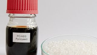 Aus unterschiedlichen PC-haltigen Abfällen wird mit dem neuen Recycling-Verfahren Pyrolyseöl als Rohstoff für die Herstellung neuer Kunststoffe gewonnen. (Bild: Fraunhofer IKTS)
