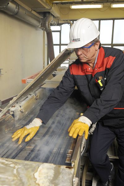 Produktion von Hightech-Kunststoff Durethan am Standort Krefeld. – Die erstarrten Kunststoffstränge werden zu Granulat verarbeitet. (Bild: Lanxess)