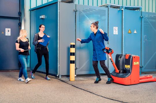 In Lagerhallen verursachen Stapler & Co immer wieder Unfälle. Ziel von BASF, der Kinotex Sensor GmbH und den Fraunhofer-Instituten IWS und Azom war es, eine Sicherheitstechnik in die Stapler zu integrieren, die das Personal noch besser schützen kann – mit Erfolg! In Lagerhallen verursachen Stapler & Co immer wieder Unfälle. Ziel von BASF, der Kinotex Sensor GmbH und den Fraunhofer-Instituten IWS und Azom war es, eine Sicherheitstechnik in die Stapler zu integrieren, die das Personal noch besser schützen kann – mit Erfolg!