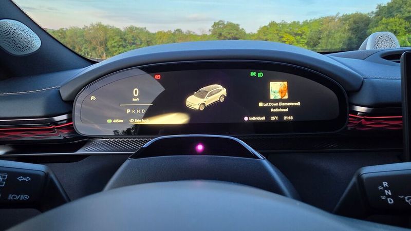 Dank Fahrerinformationsdisplay und Head-up-Display muss man seinen Blick nicht von der Straße abwenden. (Bild: Mauritz – VCG)