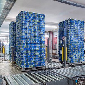 ...Das Westfalia-Lagerkonzept bei Locher beinhaltet Dosen, Einweg- und Mehrwegflaschen, KEG-Fässer, Verpackungsmaterial, Handelsware und Brauerei-Werbeartikel.(Bild:  Westfalia Logistic Solutions Europe)