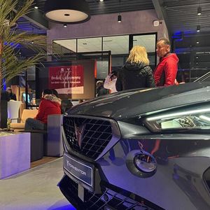 Elf Neufahrzeuge können im neuen Showroom präsentiert werden.(Bild:  Motor Nützel)