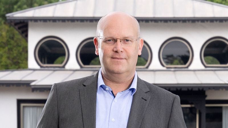 Thomas Djuren, Geschäftsführer Kia Deutschland: „Auch in diesem Jahr wird die Marktsituation herausfordernd bleiben. Die unsichere politische Lage sowie das Fehlen einer klaren Elektrostrategie der noch amtierenden Bundesregierung helfen nicht, der Kaufzurückhaltung vieler Kunden zu begegnen. Wir wollen den Handel nicht strapazieren und folgen daher der Markterwartung vieler Experten, die von keinem bis zu einem leicht moderaten Wachstum ausgehen. Eine weitere Herausforderung birgt die Erreichung der neuen CO2-Flottengrenze. Aber hier sehen wir uns insbesondere dank unserer aktuellen Elektropalette, bestehend aus EV3, EV6 und EV9, die wir 2025 um weitere innovative Modelle inklusive leichter vollelektrischer Nutzfahrzeuge ergänzen werden, bestens aufgestellt.“ (Bild: ingobarenschee)