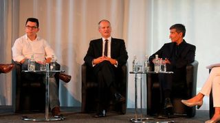 Zum Thema Business-Model- Innovation als Ansatz für die Innovationsstrategie diskutierten (von links): Alexander Schwarz (General Manger Deutschland von Airbnb), Dirk Graber (Gründer und CEO von Mister Spex), Matthias Stotz (Geschäftsführer der Uhrenfabrik Junghans) und Ranga Yogeshwar (Wissenschaftsjounalist und TV-Moderator). Moderiert wurde das Gespräch von Kathrin Adamski (Journalistin und Medieningenieurin). (Käfer)