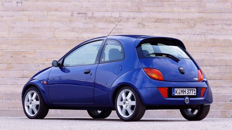 Der Sport-Ka besaß als einziger einen 70-kW-Motor, außerdem Drehzahlmesser, spezielle Front- und Heckschürze, lackierte Außenspiegel, Klimaanlage, Lederlenkrad, Aluminium-Schaltknauf, Sportsitze, Leichtmetallräder mit 195/45R16-Reifen, Dachspoiler, Alarmanlage, Zentralverriegelung mit Fernbedienung, elektrische Fensterheber, elektrische Heckklappenentriegelung, Nebelscheinwerfer sowie eine größere Bremsanlage. (Bild: Ford AG)